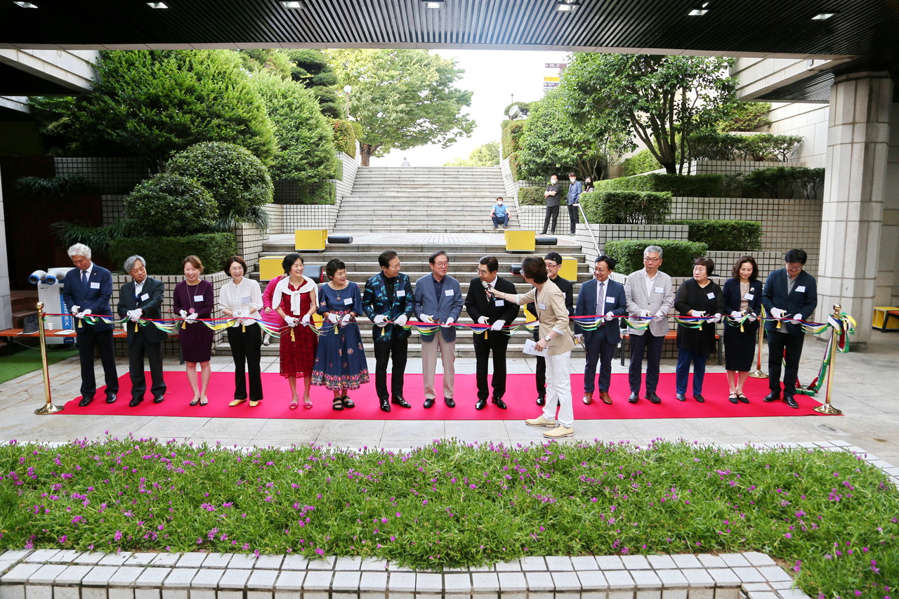 중정 야외휴게공간 준공을 축하하는 테이프 커팅식 장면 /사진=권영길 기자