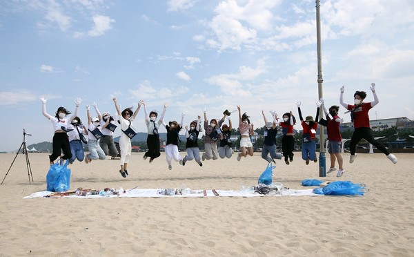 청년 기후환경 활동가들이 폐현수막을 활용해 퍼포먼스를 펼치고, 신나게 포즈를 취하고 있다. /사진제공=에코맘코리아