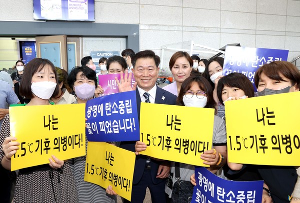 박승원 시장이 1.5℃ 기후의병대와 함께 심각해지는 기후변화에 대한 시민들의 관심과 탄소중립 생활 실천을 촉구하는 캠페인을 펼쳤다. /사진제공=광명시