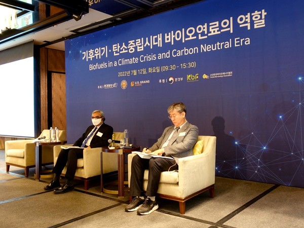 ‘기후위기‧탄소중립시대 바이오연료의 역할 심포지엄’의 1부 세션 진행 모습. 좌장을 맡은 김정인 중앙대 경제학부 교수(오른쪽) /사진=김인성 기자