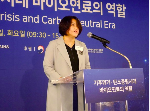 Lee Mi-hwa, publisher of the Environment Daily, gives the opening speech at the Biofuels in a Climate Crisis and Carbon Neutral Era International Symposium / Photo = Reporter Kim In-sung