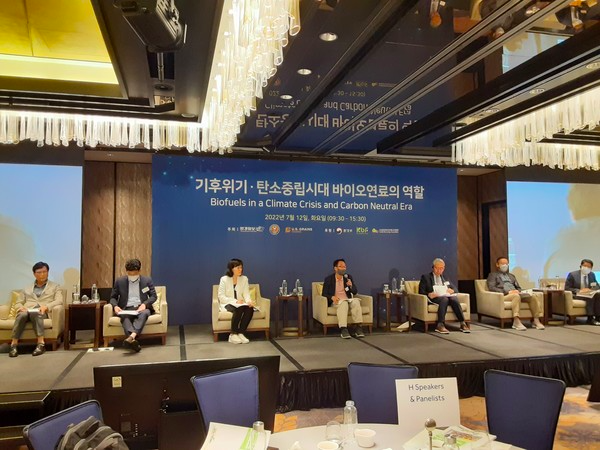 Panelists attending the "Biofuels in a Climate Crisis and Carbon Neutral Era International Symposium" discuss their opinions. /  Photo = Reporter Choi Yong-gu