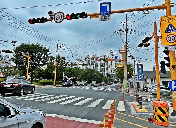 바닥형 LED 램프를 설치한 스마트 횡단보도  /사진제공=경주시