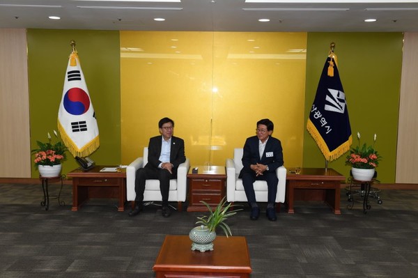 정종복 군수(오른쪽)가 박형준 부산시장과 주요 현안 과제를 논의하고 있다. /사진제공=기장군