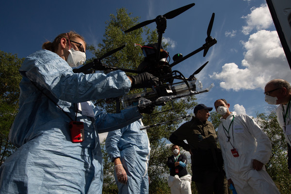에이드리안 카울(Adrian Kaul) 그린피스 독일사무소 드론 조종사가 초르노빌 접근 제한구역 내 조사를 위해 그린피스가 자체 제작한 드론의 비행을 준비하고 있다. /사진제공=그린피스