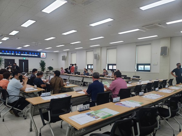 화성시는 농촌지역 생활계 유해폐기물 적정 관리를 위한 주민교육을 개최했다. (사진제공=화성시청)