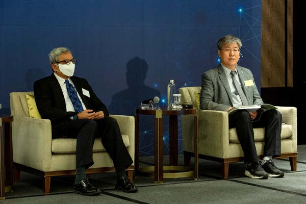 The first session of the International Symposium on the "Role of Biofuels in the Age of Climate Crisis and Carbon Neutrality". Kim Jung In (right), a professor at Chung Ang University, and senior researcher at the Indian Center for Innovation and Transformation Research (left) / Photo = Intern Reporter Kim Tae Wan