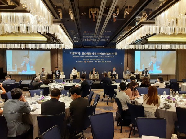 Panelists are discussing the role of biofuels in the era of climate crisis and carbon neutrality held on July 12th. / Photo = Reporter Choi Yong Gu