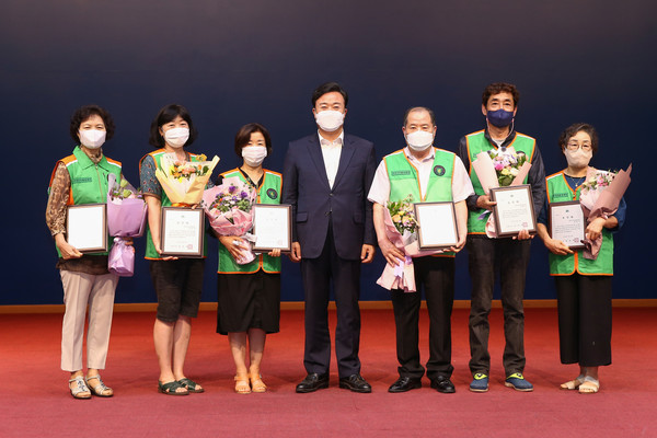 의왕시 지역자율방재단은 재해예방 및 복구활동, 안전캠페인 활동 등 공로가 있는 단원에게 표창장을 수여했다 /사진제공=의왕시 지역자율방재단 