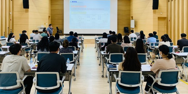 19일 진행된 ‘공사업무담당자 직무 교육’ /사진제공=수원시
