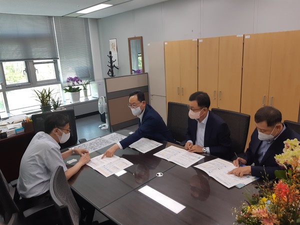 명현관 군수가 기획재정부를 방문해 해남군 주요 역점 사업에 대해 설명하고 있다.  / 사진제공=해남군