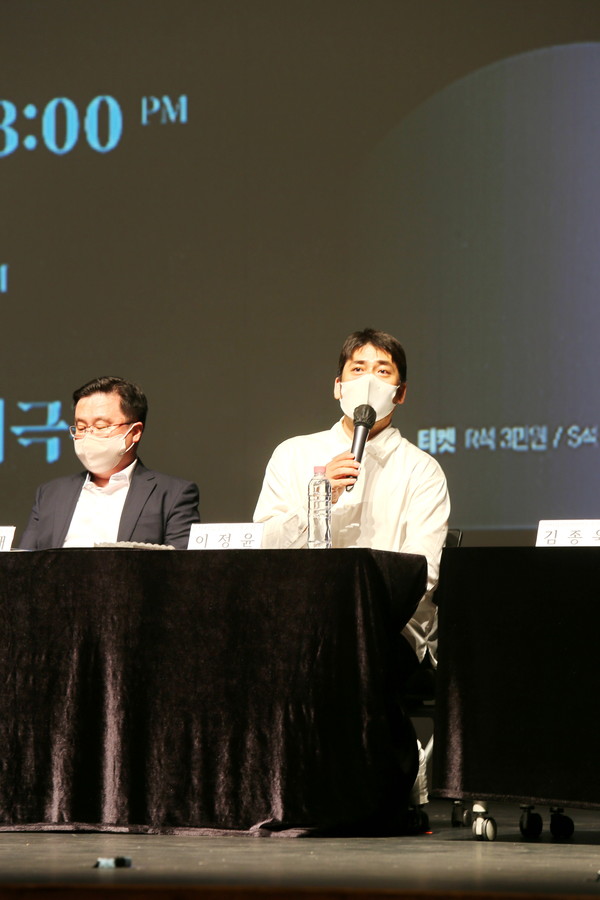 작품 소개하는 이정윤 예술감독 /사진=권영길 기자