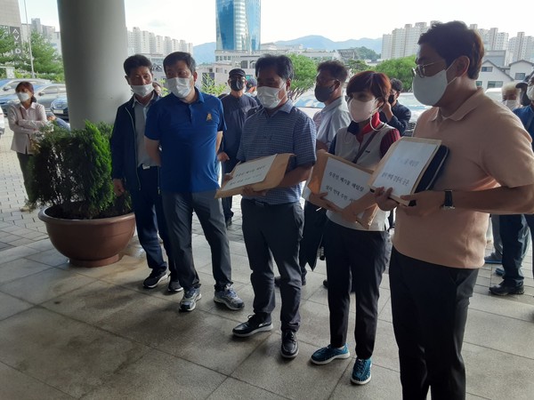 반대위 측은 주민 반대서명문, 강릉시청의 반대의견이 담긴 공문을 25일 원주지방환경청에 전달했다. /사진=최용구 기자