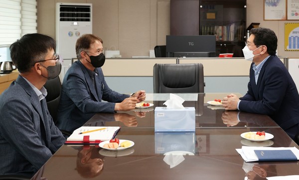 한국도로공사 관계자와 반도체고속도로에 대해 설명 /사진제공=용인시