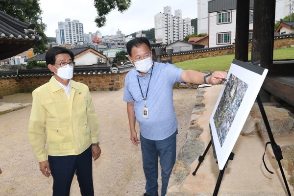 정종복 군수는 기장읍성 정비사업 현장과 기장 근대역사관 조성 부지를 방문해 추진상황 등을 점검했다 /사진제공=기장군