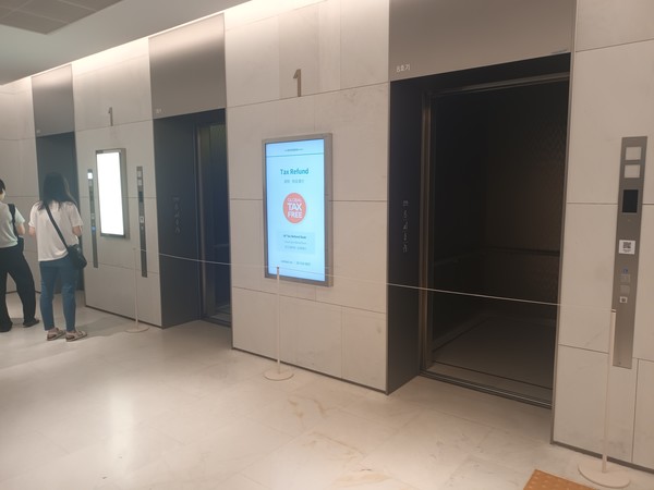 일부 엘리베이터도 멈춘 상황에서 백화점을 방문한 고객들이 불편을 감수하고 있다. /사진=김인성 기자