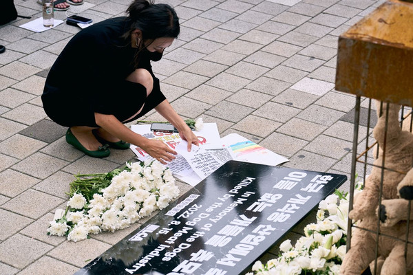 '2022 복날추모행동'에 참여한 시민이 헌화 후 죽어간 개들을 위해 쓴 손편지를 놓고 있다. /사진제공=동물해방물결