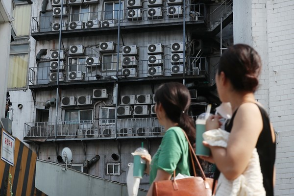 서울 중구의 한 건물에 설치된 에어컨 실외기들 /사진출처=국민소통실