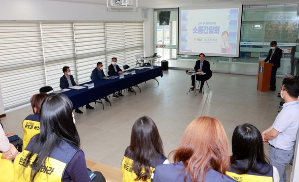 신우철 군수가 MZ세대 회의체 조원들과 간담회를 하고 있다.  /사진제공=완도군