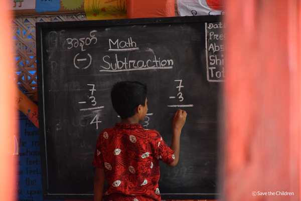 난민 캠프의 교육 센터에서 수학을 공부하는 로힝야 난민 아동의 모습 /사진제공=세이브더칠드런