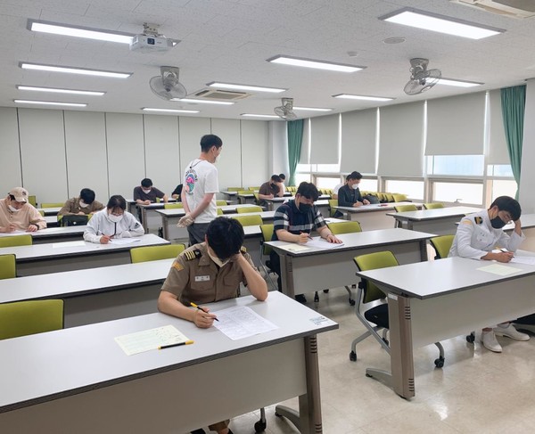 해기사 면허시험은 항해사, 기관사 등 해기사 면허를 새로 취득하거나 선박에서 상위직급의 선원으로 승무하기 위해 치러야 하는 시험이다. /사진제공=해양수산부