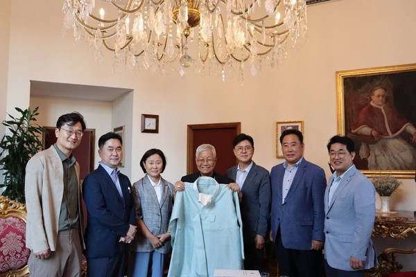 유흥식 추기경 이 선물 받은 한복을 들어 보이고 있다. /사진제공=국회