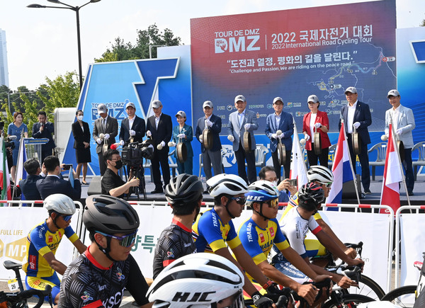 김동연 경기도지사 ‘뚜르 드 디엠지(Tour de DMZ) 2022 국제자전거대회’ 개막식 참석 /사진제공=경기도