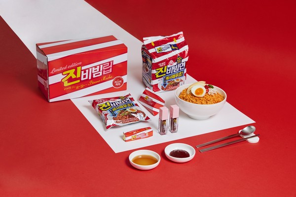 진비빔면 배사매무초 굿즈 진비빔립 기획세트./사진제공=오뚜기