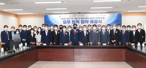 수출용신형연구로 업무협력 협약식 참석자들이 협약식을 마치고 기념촬영을 하고 있다 /사진제공=기장군