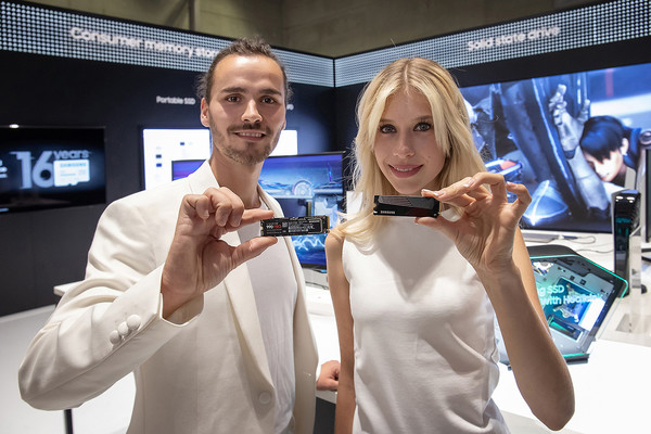 IFA 2022가 열리는 메세 베를린(Messe Berlin)에 위치한 시티 큐브 베를린(City Cube Berlin) '삼성 타운'에서 삼성전자 모델이 DS 전시존의 고성능 SSD 990pro를 선보이고 있다. /사진제공=삼성전자