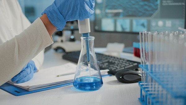 고용노동부는 기업의 보고서를 검토해 신규화학물질의 명칭 및 유해성 등을 공표한다.