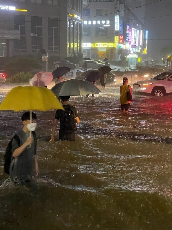 최근 폭우가 내린 당시 대치역 사거리 /사진=이승현 학생기자