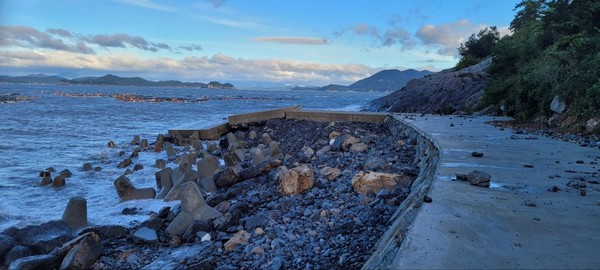 완도군, 태풍 힌남노 영향으로 생일면 금곡리 호안도로 유실 현장 /사진제공=완도군