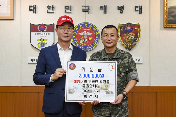 정명근 화성시장이 민족 대명절인 추석을 앞두고 관내 군부대를 위문 방문 기념촬영 모습 /사진제공=화성시