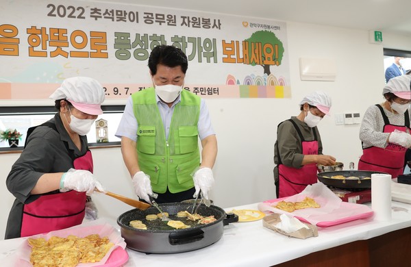 관악구 추석맞이 자원봉사에 참여한 박준희 관악구청장./사진제공=관악구
