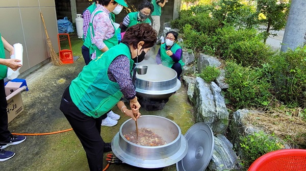 사랑의 밑반찬 만들기 참가자들/ 사진제공=김천시