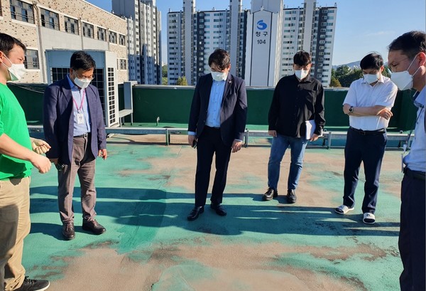 장한별 의원, 학교 건물 누수 현장 확인 /사진제공=경기도의회