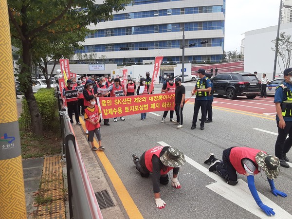 용인반도체클러스터 연합비상대책위원회 관계자들이 집회 후 거리를 행진하고 있다. /사진=최용구 기자