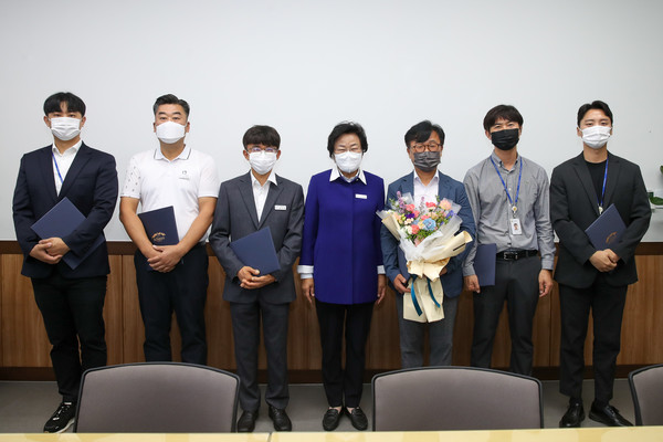 이천시, 2022년 상반기 적극행정 우수공무원 6명 시상식 모습 /사진제공=이천시 