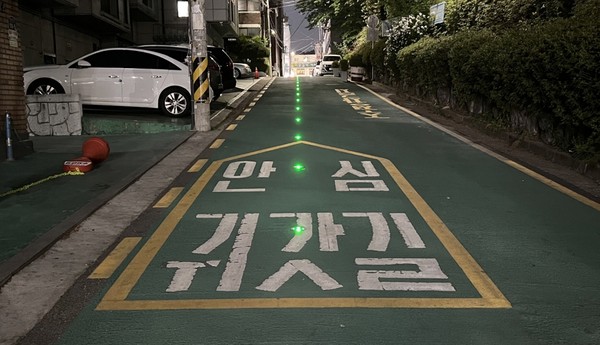 안심귀갓길 쏠라도로표지병 /사진제공=수원시