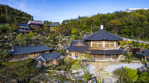 일운면 옥림리에 있는 ‘한옥스테이펜션 소낭구’/ 사진제공=거제시
