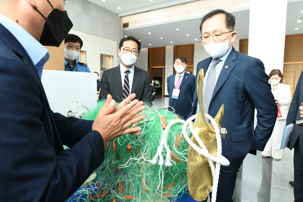 조승환 해양수산부 장관이 국제해양폐기물 콘퍼런스 전시관을 살펴보고 있다. /사진제공=해양수산부