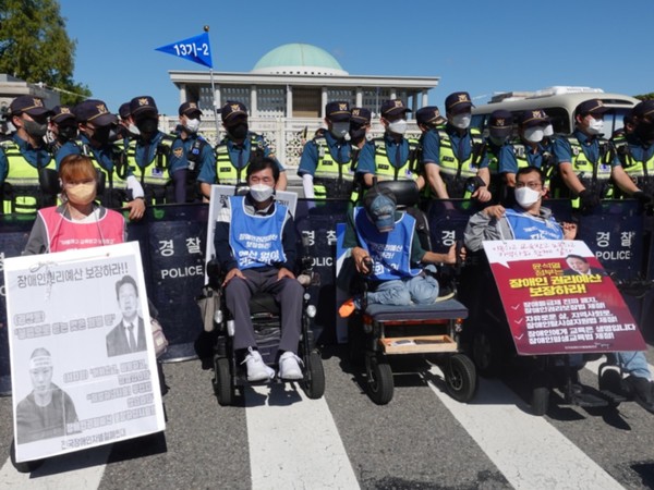 2호선 지하철 시위를 마치고 국회의사당으로 자리를 옮긴 전장연 회원들이 집회를 진행하고 있다. /사진=김인성 기자