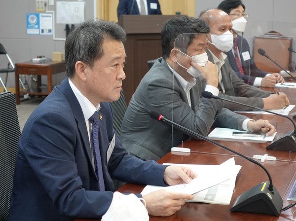 유제철 환경부 차관은 19일 여의도 국회의원회관에서 열린 ‘NBS(자연기반해법) 및 TNFD(자연 관련 재무정보공개 협의체)를 연계한 ESG 강화 방안’ 세미나에 참석해 “자연기반 재무정보공개 권고안을 작업 중”이라고 밝혔다. /사진=김인성 기자