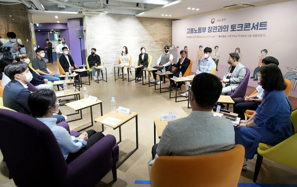 이정식 고용노동부 장관이 세종대 대학일자리플러스센터를 방문해 청년들과 소통의 시간을 가졌다. /사진제공=고용노동부