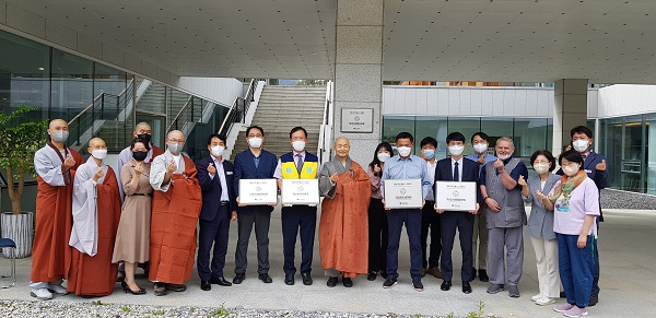 문경세계명상마을 현판 제막식 참석자들 /사진제공=경상북도