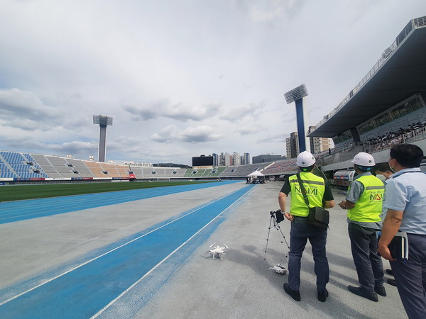 드론을 활용 시설 안전 점검 /사진제공=수원시