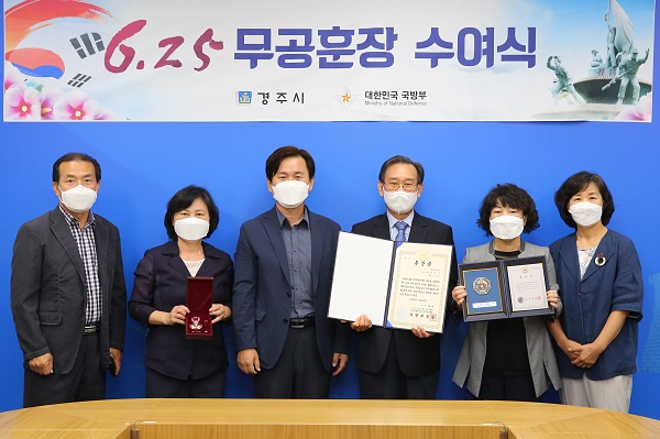 서훈 누락된 유공자에게 화랑무공훈장 전수 참고자료 /사진제공=경주시