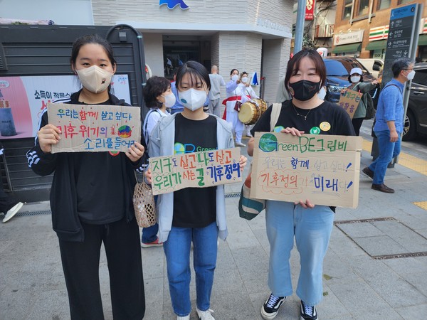 집회에 참가한 유재경 기후위기 활동가(오른쪽) /사진=박선영 기자