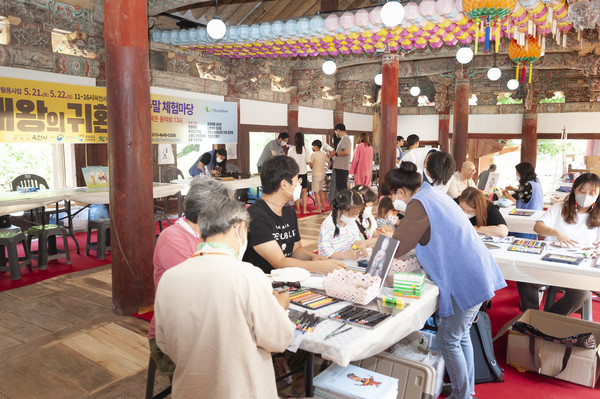 문화재 체험 활동에 참가한 군민들 / 사진제공=고성군